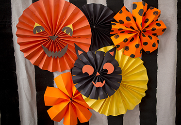 Courtney Cerruti teaches six different Halloween craft projects that are great for an adult Halloween party, to paper decorations and Halloween kids’ party. This will give you great ideas for a DIY Halloween costume or Halloween party decoration.