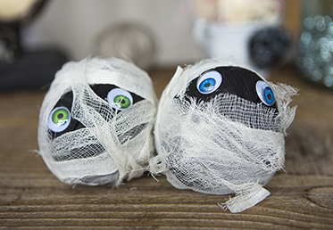 Courtney Cerruti teaches six different Halloween craft projects that are great for an adult Halloween party, to paper decorations and Halloween kids’ party. This will give you great ideas for a DIY Halloween costume or Halloween party decoration.